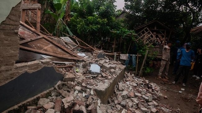 Indonesia động đất mạnh 7,2 gây sóng thần nhỏ